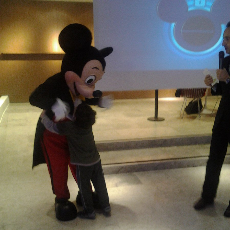 topolino_abbraccia_bimba
